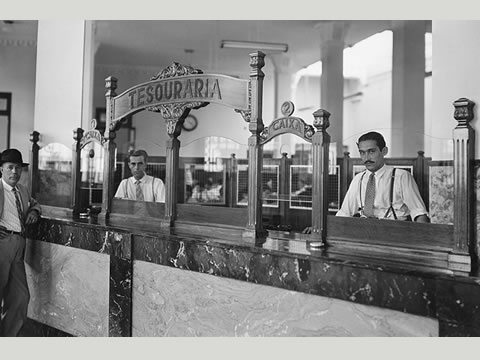 Ambiente de trabalho na Agncia Matriz na Rua Sete de Setembro, dcada de 40.
